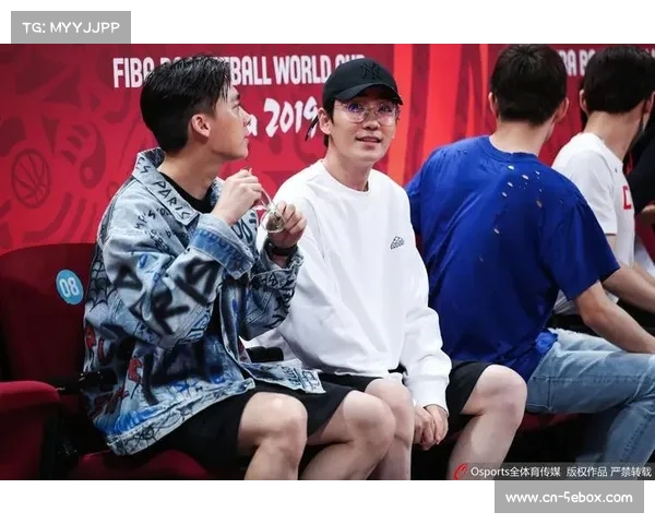 文班亚马场边观战，为队友加油助威